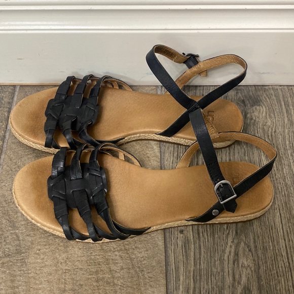 UGG | Shoes | Ugg Larissa Black Leather Sandals Size 85 | Poshmark